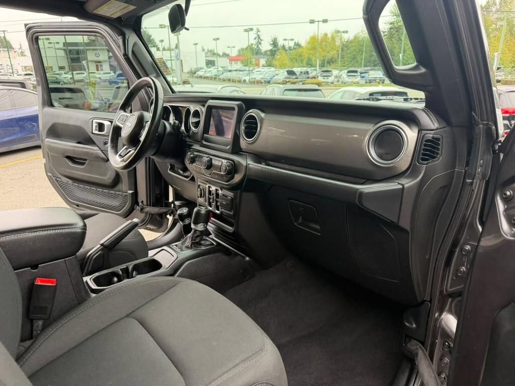 Used 2019 Jeep Wrangler Unlimited Sahara AWD/4WD image 17