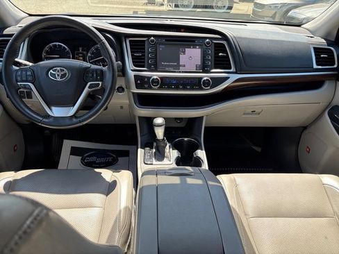 Used 2015 Toyota Highlander Limited w/ Driver Technology Package AWD/4WD image 21