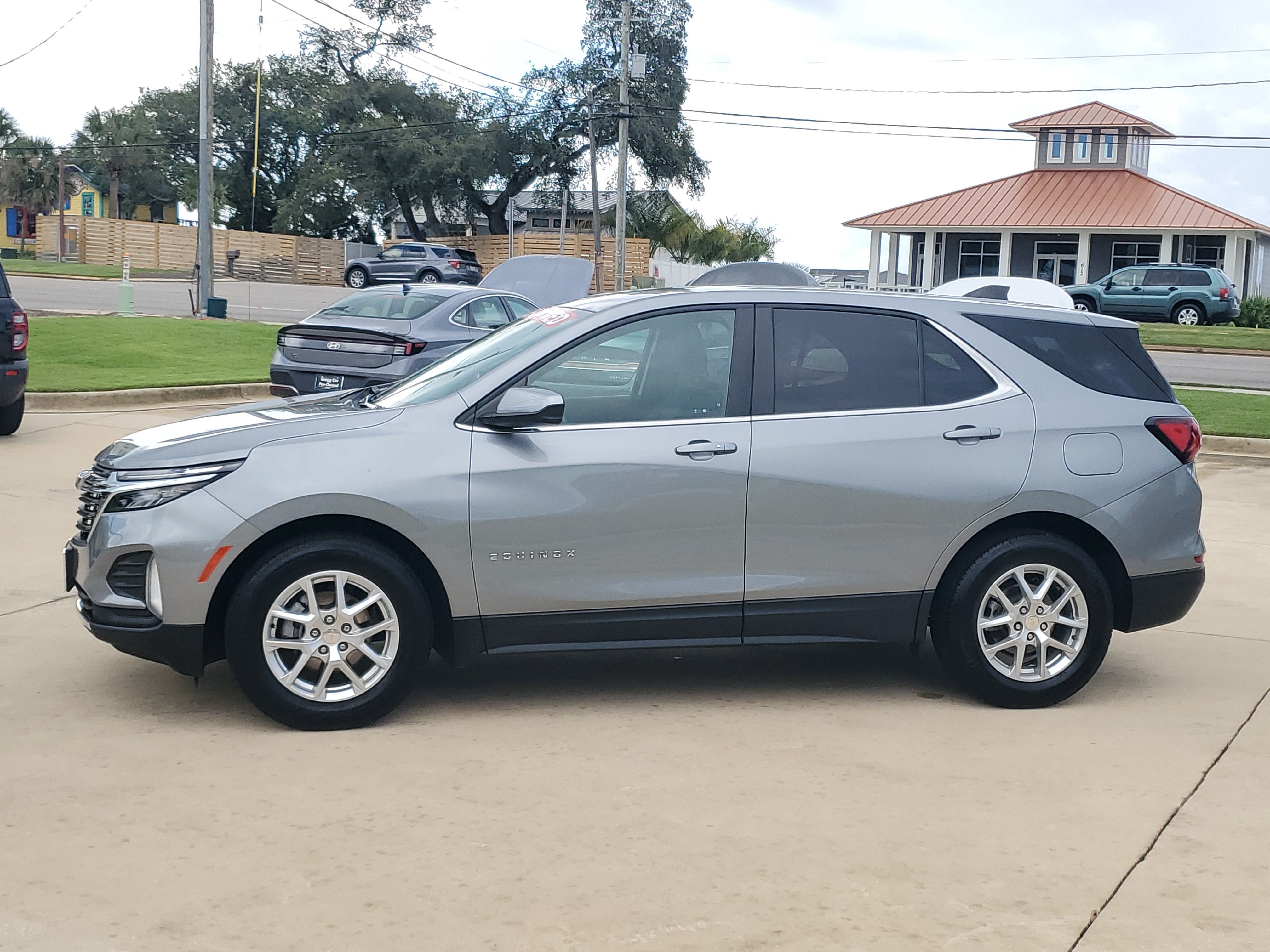 Used 2024 Chevrolet Equinox LT FWD image 2