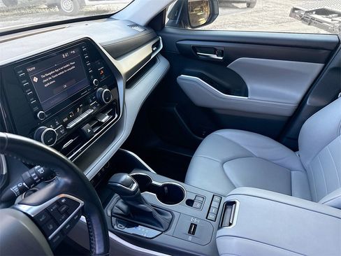 Used 2020 Toyota Highlander XLE image 26
