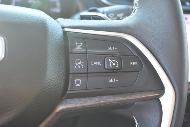 Used 2023 Jeep Grand Cherokee Limited w/ Black Appearance Package AWD/4WD image 22