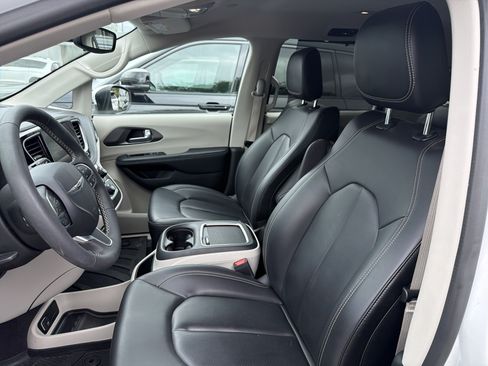 Used 2023 Chrysler Pacifica Touring-L AWD/4WD image 9