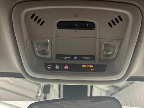 Used 2020 Chevrolet Traverse LT FWD image 29