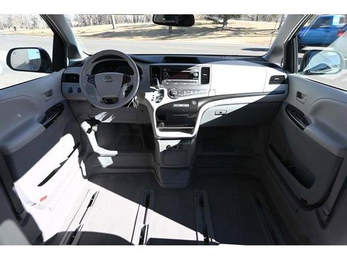 Used 2013 Toyota Sienna LE image 21