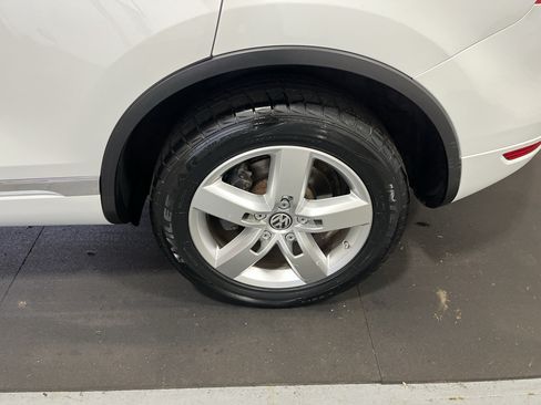 Used 2013 Volkswagen Touareg VR6 AWD/4WD image 26