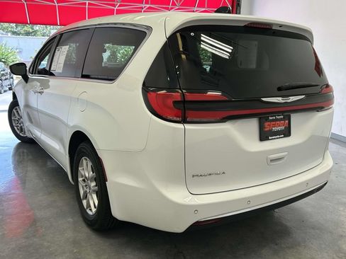 Used 2024 Chrysler Pacifica Touring-L FWD image 5