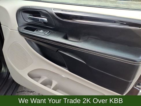 Used 2016 Dodge Grand Caravan SE image 19