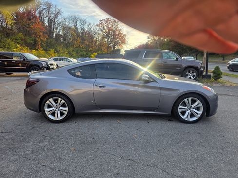 Used 2010 Hyundai Genesis 3.8 image 4