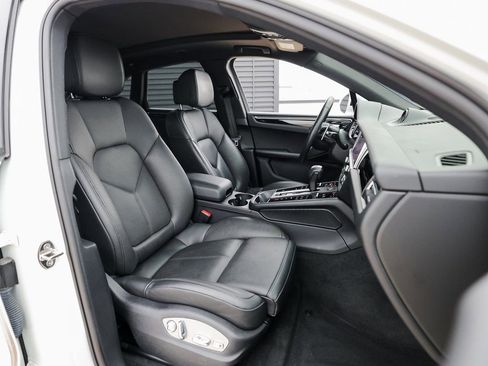 Certified 2022 Porsche Macan image 30