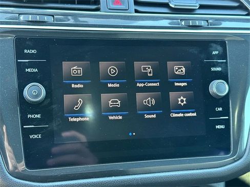 Certified 2020 Volkswagen Tiguan SE image 23