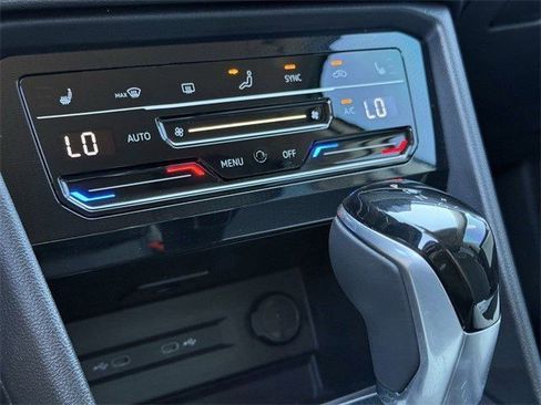 Used 2025 Volkswagen Taos SE image 17