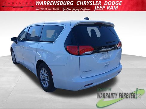 Used 2023 Chrysler Voyager LX FWD image 6