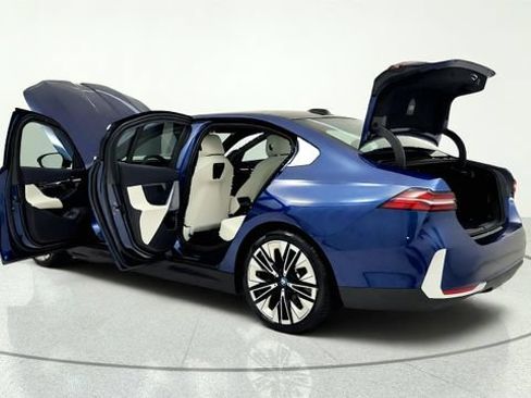 Used 2025 BMW i5 eDrive40i RWD image 16