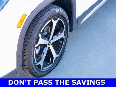 New 2025 Volkswagen Tiguan SE image 10