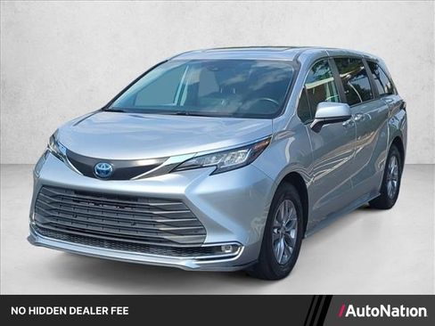 Used 2022 Toyota Sienna XLE FWD image 1