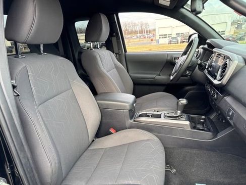 Used 2017 Toyota Tacoma TRD Sport w/ Tow Package (A/T) image 13