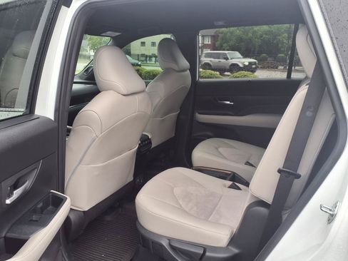 Used 2024 Toyota Grand Highlander AWD Hybrid image 23