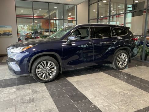 Used 2023 Toyota Highlander Platinum AWD/4WD image 3