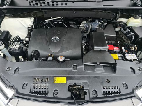 Used 2017 Toyota Highlander XLE AWD/4WD image 9