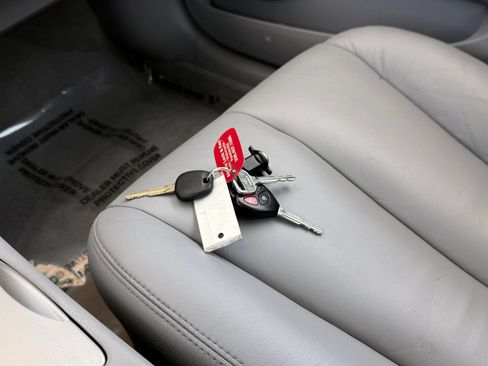 Used 2010 Toyota Camry LE FWD image 33