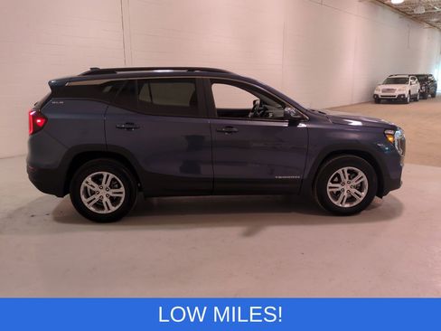Used 2024 GMC Terrain SLE w/ Driver Convenience Package FWD image 2