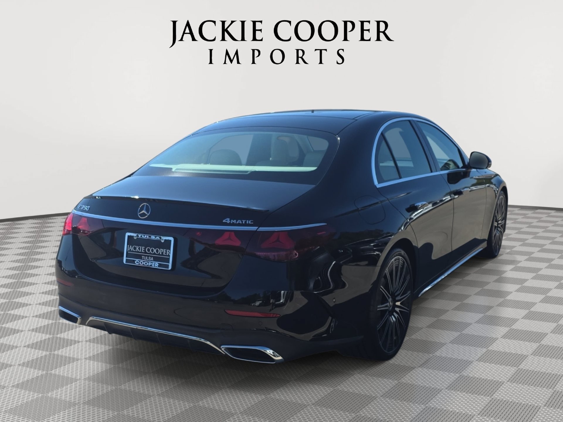 Used 2025 Mercedes-Benz E 350 4MATIC Sedan image 5