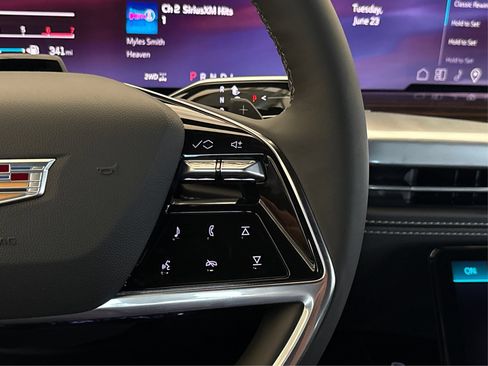 New 2026 Cadillac Escalade ESV Luxury AWD/4WD image 28