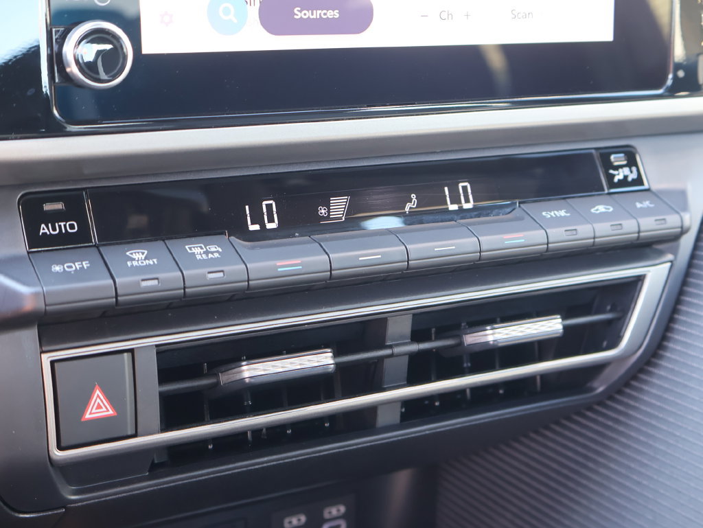 Used 2026 Toyota Camry SE FWD image 35