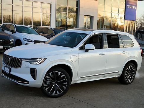 New 2026 Volvo XC90 T8 Plus image 3