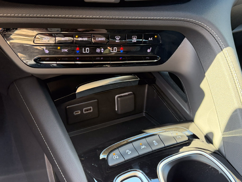 Used 2023 Buick Envision Essence AWD/4WD image 40