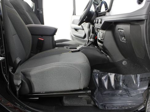 Used 2025 Jeep Wrangler Unlimited Sahara w/ Safety Group AWD/4WD image 19
