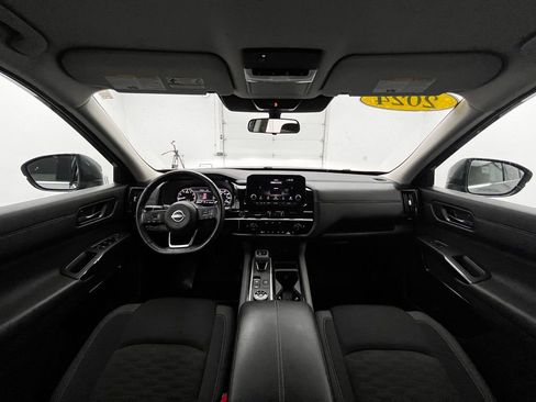 Used 2024 Nissan Pathfinder SV image 2