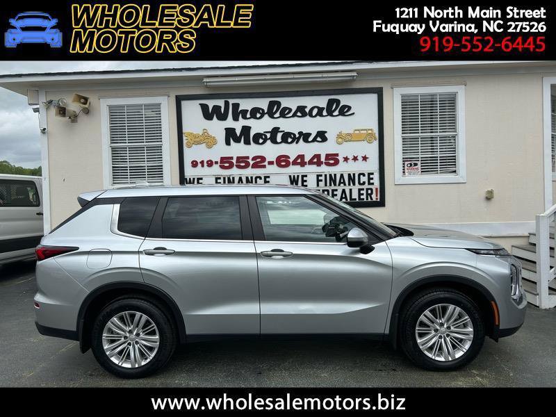Used 2023 Mitsubishi Outlander ES FWD image 1