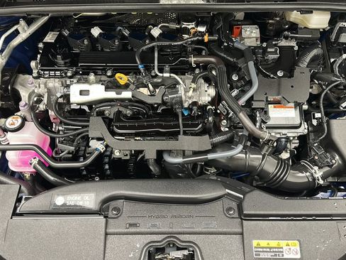 Used 2025 Toyota Prius LE FWD image 19