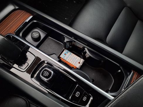 Used 2023 Volvo XC60 B5 Plus image 17