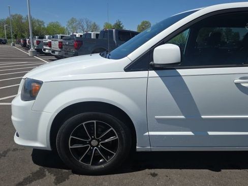 Used 2017 Dodge Grand Caravan SXT w/ Blacktop Package image 16