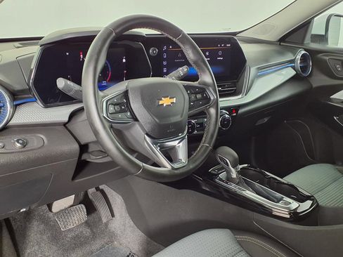 Used 2025 Chevrolet Trax LT w/ LT Convenience Package FWD image 15