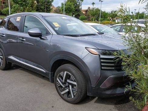 Used 2025 Nissan Kicks SV w/ Illumination Package FWD image 2