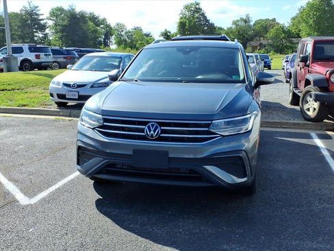 Used 2024 Volkswagen Tiguan SE w/ Panoramic Sunroof Package AWD/4WD image 4