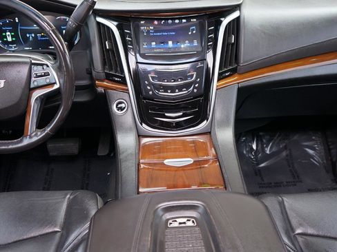 Used 2020 Cadillac Escalade Luxury RWD image 10