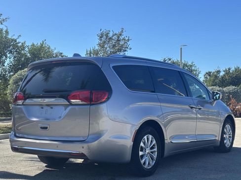 Used 2019 Chrysler Pacifica Touring-L image 7