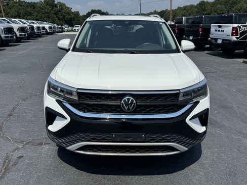 Used 2024 Volkswagen Taos SE AWD/4WD image 3