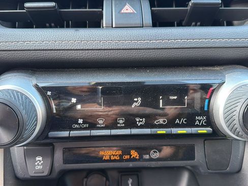Used 2021 Toyota RAV4 LE FWD image 8