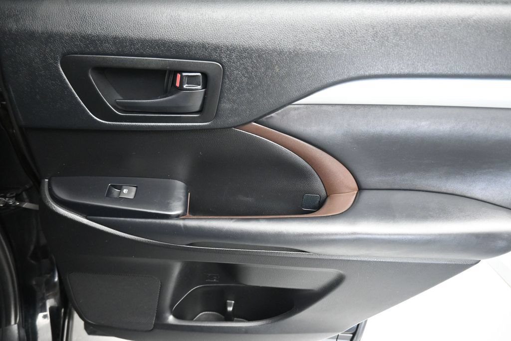 Used 2019 Toyota Highlander Plus AWD/4WD image 42