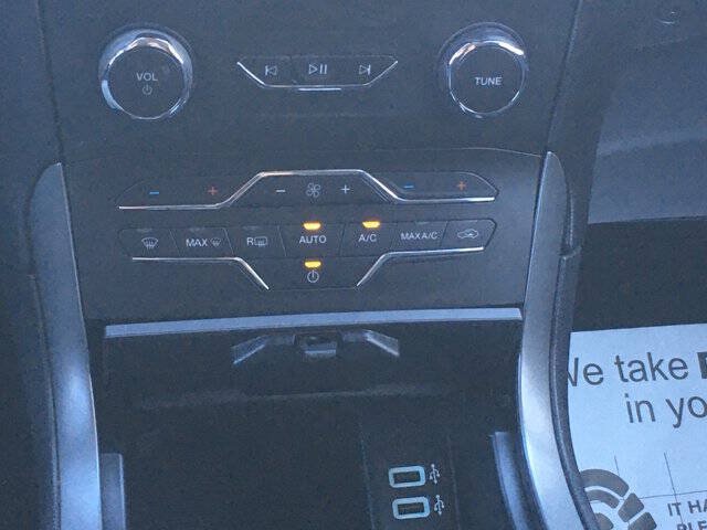 Used 2020 Ford Edge SE FWD image 20