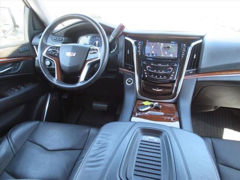 Used 2018 Cadillac Escalade Luxury image 12