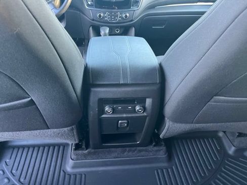 Used 2023 Chevrolet Traverse LT FWD image 16