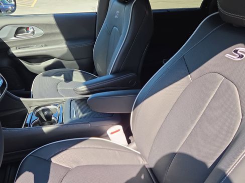 New 2026 Chrysler Pacifica Limited w/ S Appearance Package image 19