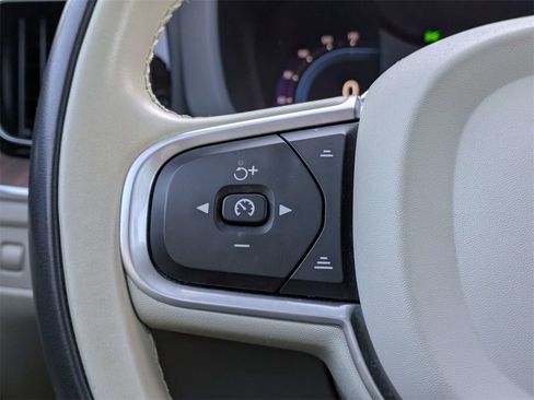 Used 2022 Volvo XC60 B5 Momentum image 25