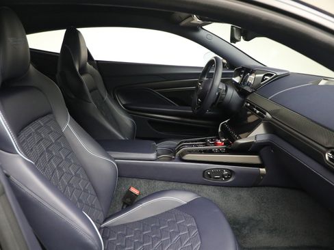 Used 2025 Aston Martin Vanquish RWD image 19